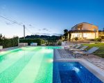 villa-dora-pool-am-abend.jpg