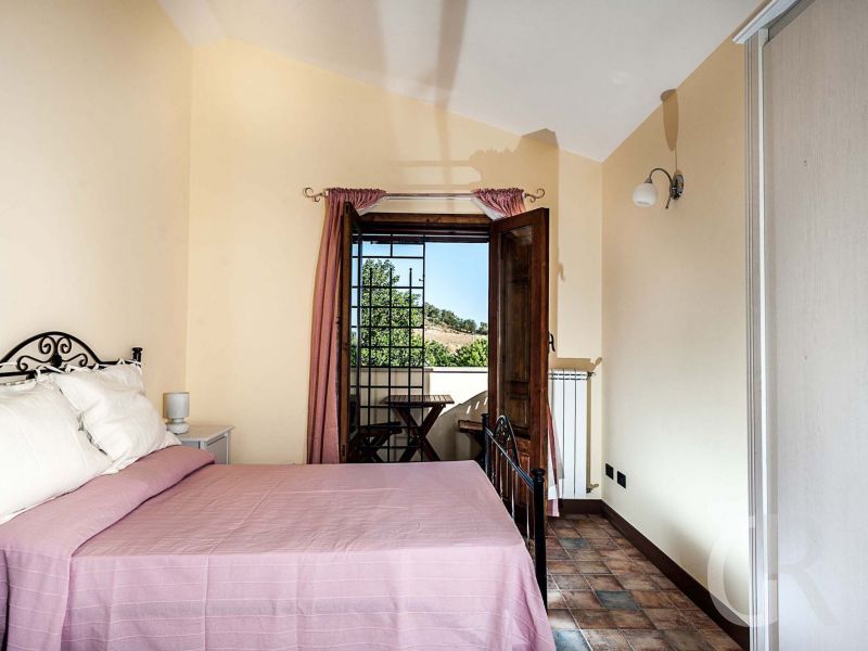 villa-dora-rosa-doppelbett.jpg