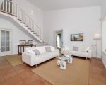 villa-elettra-sofa-mit-treppenaufgang.jpg