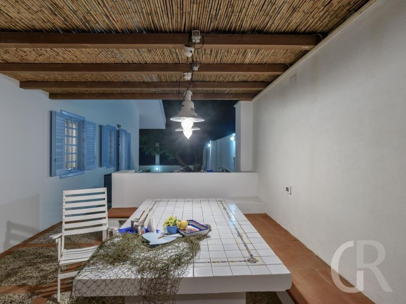 villa-elettra-ueberdachte-terrasse-mit-esstisch.jpg
