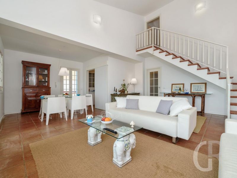 villa-elettra-wohnbereich-mit-sofa-und-treppe.jpg