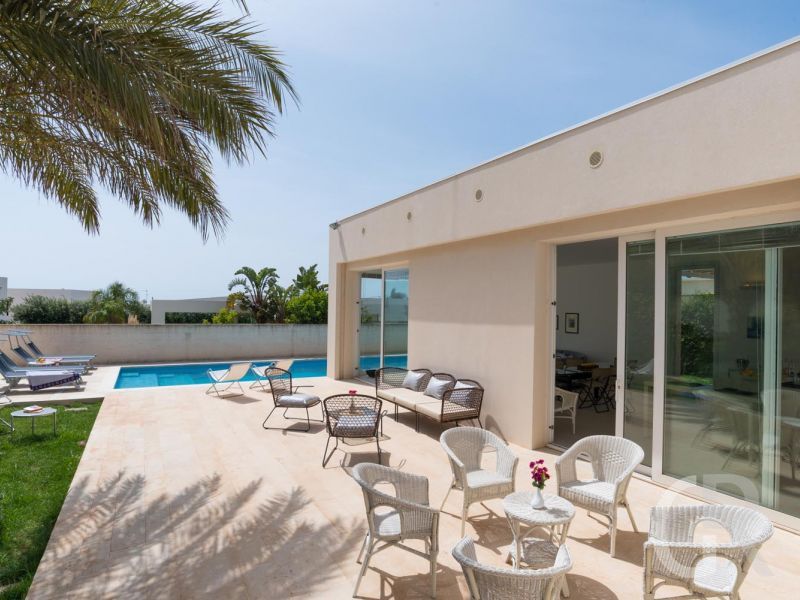 villa-federica-grosszuegig-ausgestattete-terrasse-am-pool.jpg