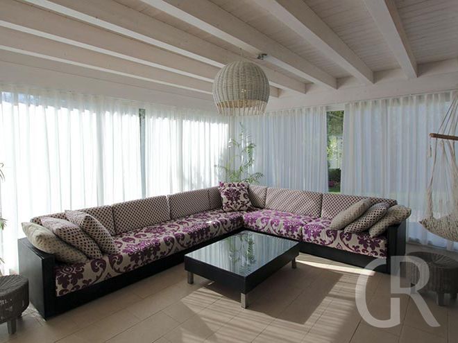 villa-flora-gemuetliche-sitzecke-im-wohnzimmer.jpg