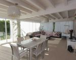 villa-flora-helles-esszimmer.jpg