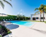 villa-flora-palmen-am-pool.jpg