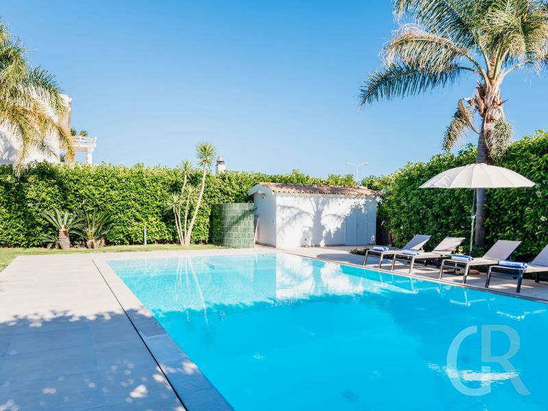 villa-flora-pool-mit-sonnenschirmjpg.jpg