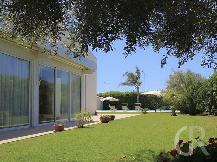 villa-flora-seitenansicht-des-hauses-mit-blick-auf-den-pool.jpg