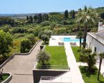 villa-gianos-blick-auf-garten-und-ferienhaus.jpg
