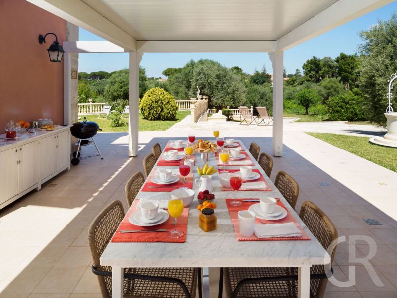 villa-gira-sole-gartentisch.jpg