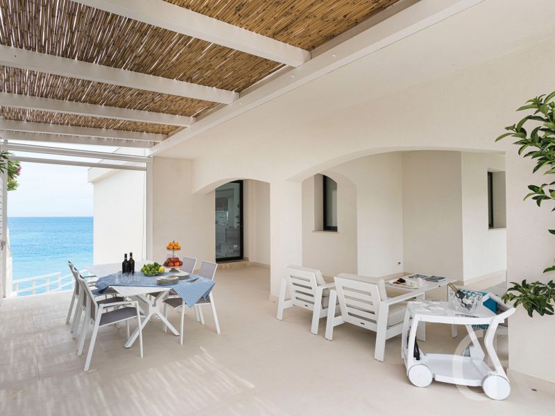 villa-hermes-ueberdachte-terrasse.jpg