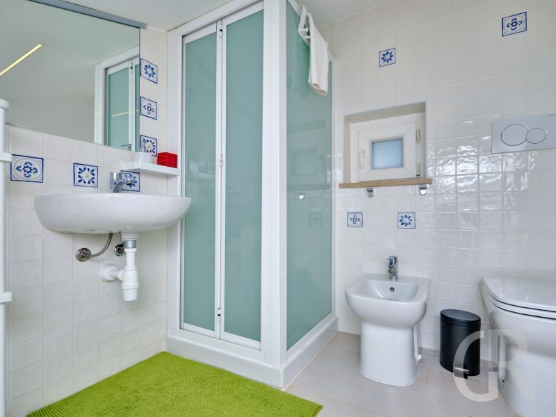 villa-ibla-dusche-und-wc.jpg