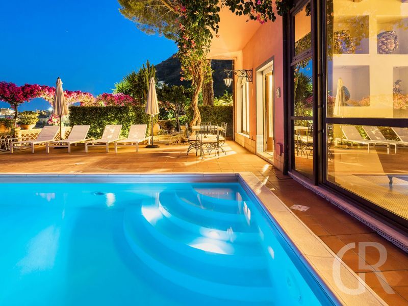 villa-la-boheme-beleuchteter-pool.jpg