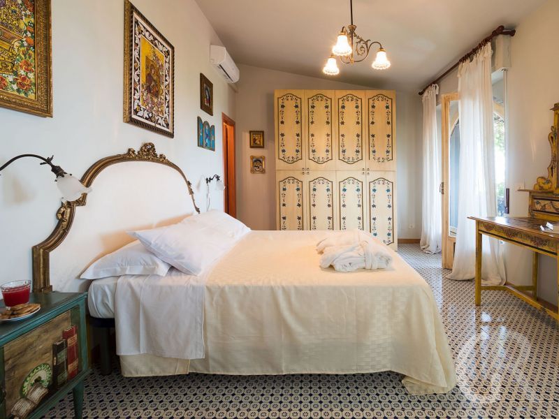 villa-la-boheme-weisses-bett-im-schlafzimmer.jpg