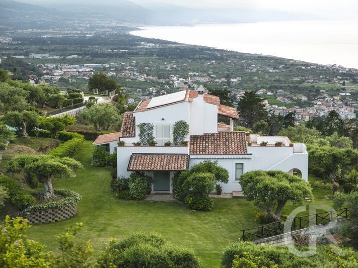 villa-laura-mit-blick-auf-capo-d-orlando.jpg