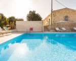 villa-luna-pool-mit-sonnenliegen.jpg