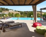 villa-mara-sonnenliegen-und-pool.jpg