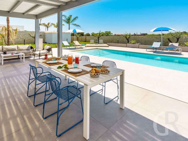 villa-mia-mittagessen-am-pool.jpg