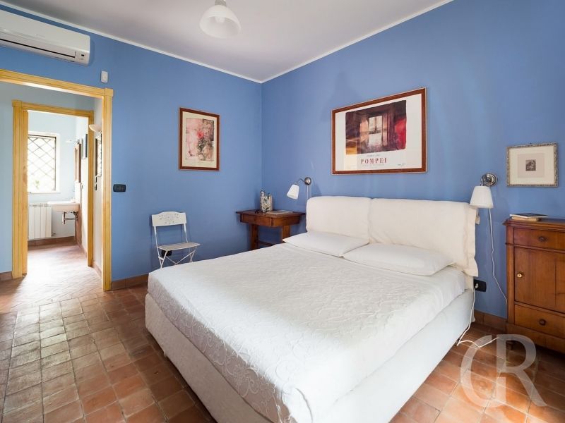 villa-mila-blau-wiesses-schlafzimmer.jpg
