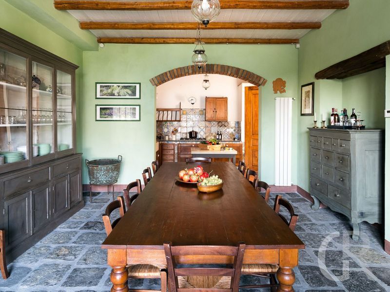 villa-mila-esszimmer-mit-grossem-tisch.jpg