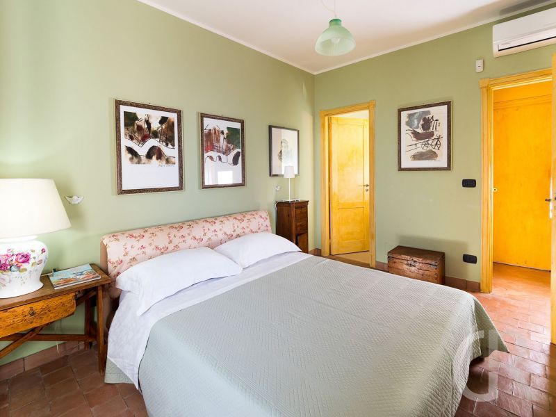 villa-mila-grosses-weisses-bett-im-schlafbereich.jpg
