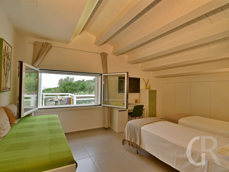 villa-nausica-schlafraum-mit-drei-betten.jpg