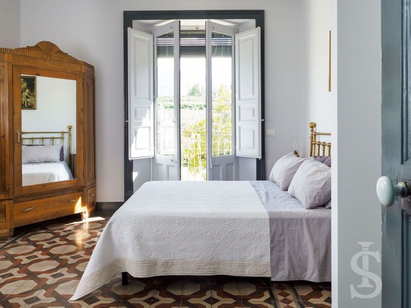 villa-nerello-schlafzimmer-und-doppelbett.jpg