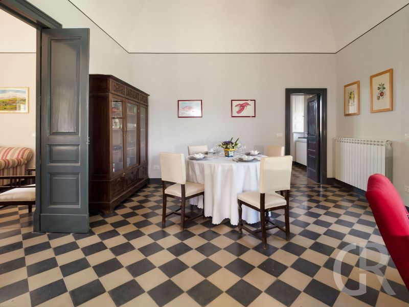 villa-nerello-wohnbereich-mit-esstisch.jpg