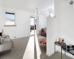 villa-pales-wohnzimmer-mit-tischen.jpg