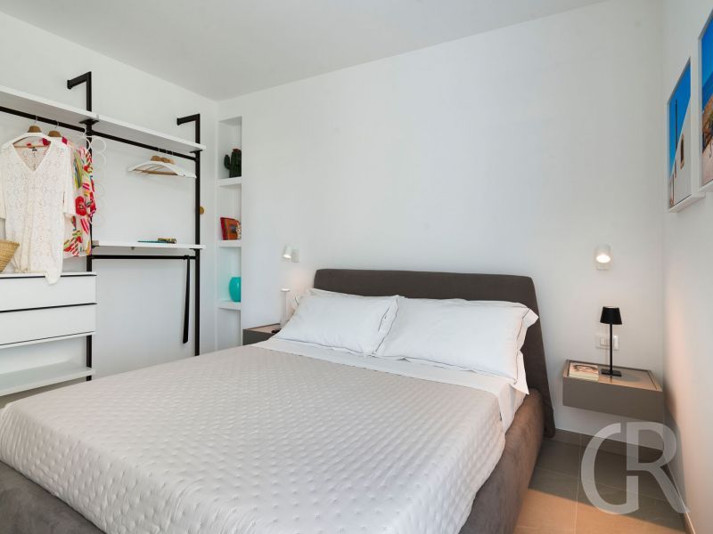 villa-paradisus-bett-mit-kommode.jpg