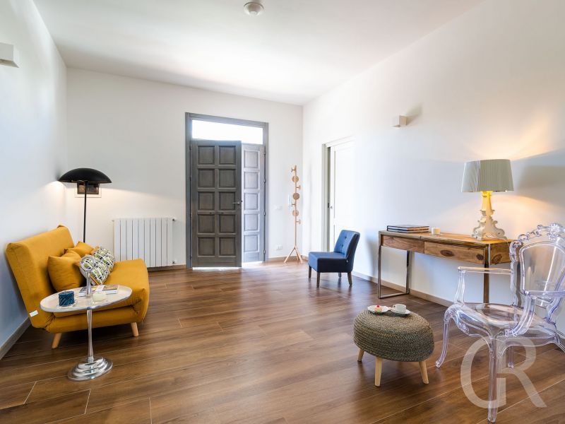 villa-pietra-del-sole-sofa-und-sideboard.jpg