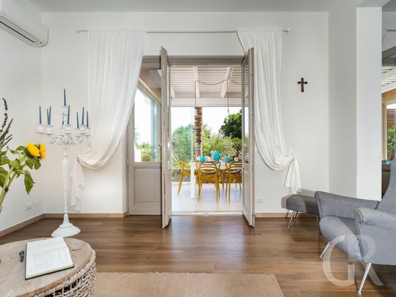 villa-pietra-del-sole-wohnraum-mit-sessel.jpg