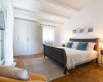 villa-pigna-blue-bett-und-kleiderschrank.jpg