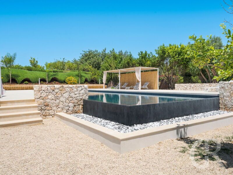 villa-pigna-blue-pool-mit-terrasse.jpg