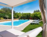 villa-pigna-blue-pool-und-garten.jpg