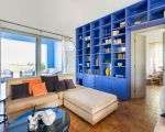 villa-pigna-blue-sofa-im-wohnraum.jpg