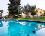 villa-profumo-pool-und-blick-auf-die-villa.jpg