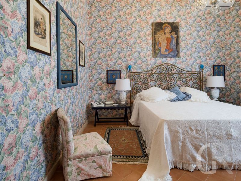 villa-san-ciro-schlafzimmer-mit-grossem-bett.jpg