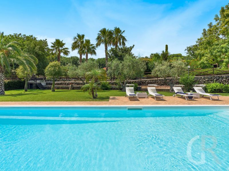 villa-saracina-grosser-pool.jpg