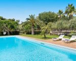 villa-saracina-pool-und-sonnenliegen.jpg