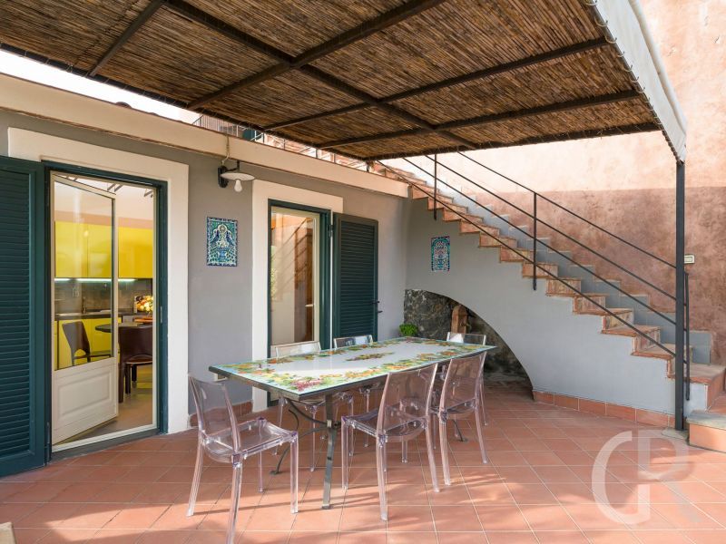 villa-saracina-terrasse-mit-treppe.jpg