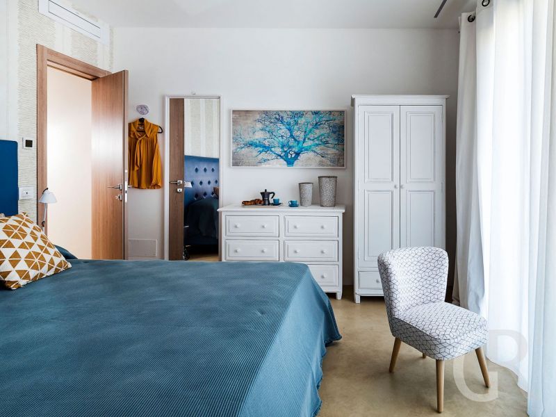 villa-ulivo-blaues-doppelbett.jpg