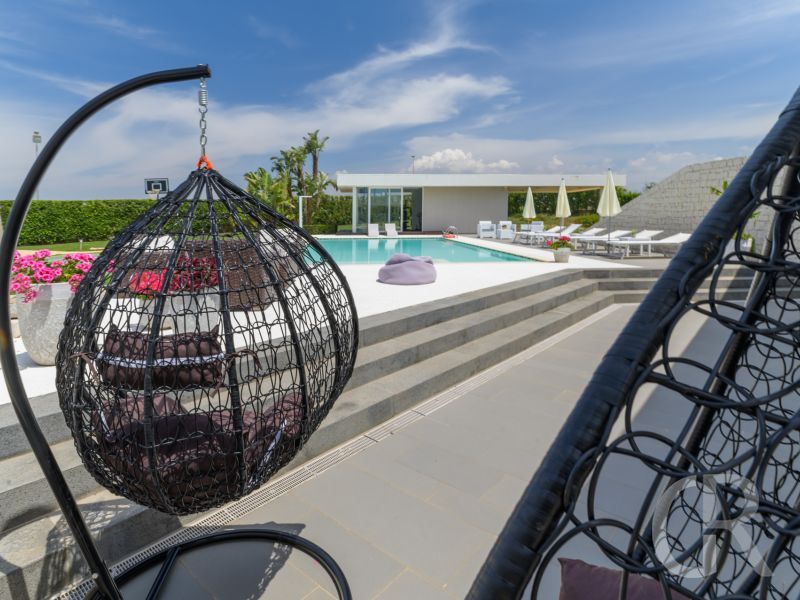 villa-venere-sessel-am-pool.jpg