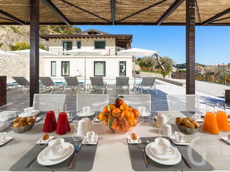 villa-zagara-gedeckter-tisch-am-pool.jpg