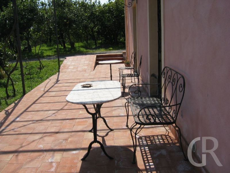 zimmer-im-agriturismo-terrasse-vor-den-zimmern.jpg