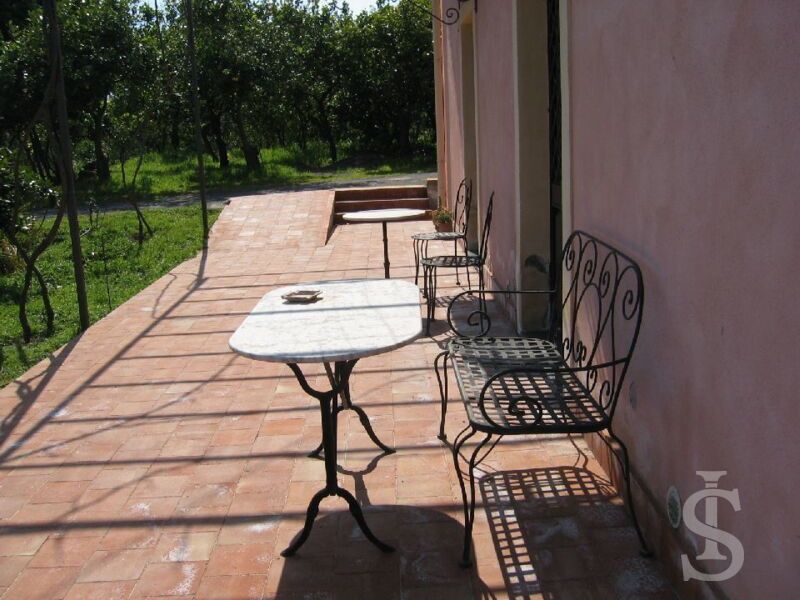 zimmer-im-agriturismo-terrasse-vor-den-zimmern.jpg