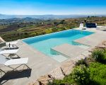 blick-auf-den-pool-und-die-landschaft.jpg