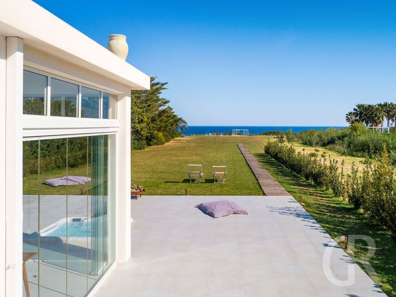 caponegro-blick-von-der-terrasse-auf-das-meer.jpg