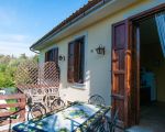 casa-capperi-sonnige-terrasse-auf-der-rueckseite-des-ferienhauses.jpg