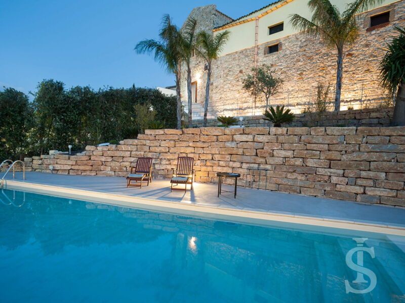 casa-don-carlo-pool-am-abend.jpg