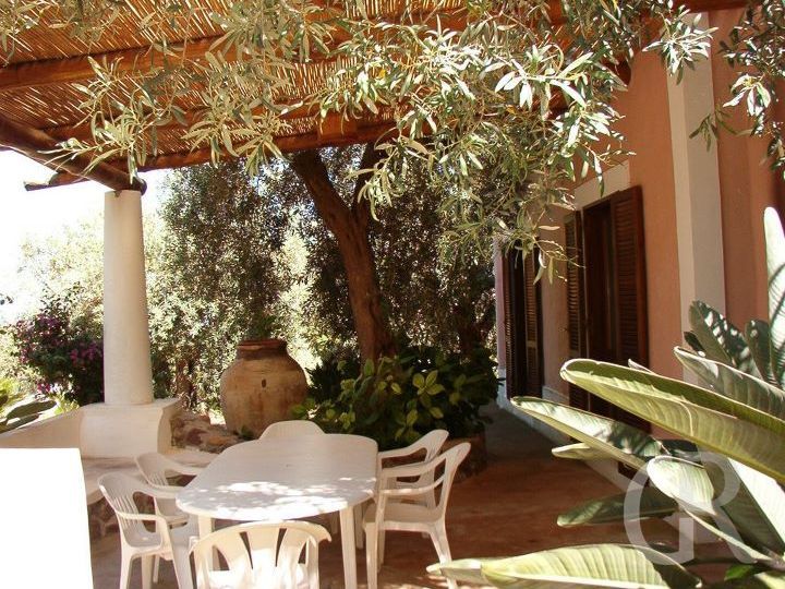 casa-eoliana-ueberdachte-terrasse.jpg